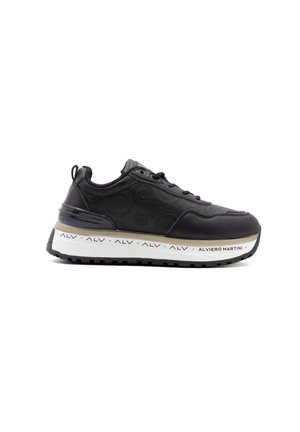 Czarne sneakersy z teksturowanym wierzchem z wytłaczanymi wzorami. Podwyższona podeszwa z białym środkowym elementem i logo. Okrągły przód.