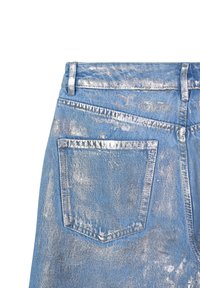 Jeans in denim con una tonalità blu chiara caratterizzati da un motivo di spruzzatura di vernice argento metallizzato, design a cinque tasche e dettagli cuciti.