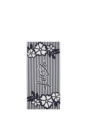 Tessuto a righe bianche e nere con motivi floreali in pizzo in alto e in basso e la parola "Fine" in corsivo al centro.