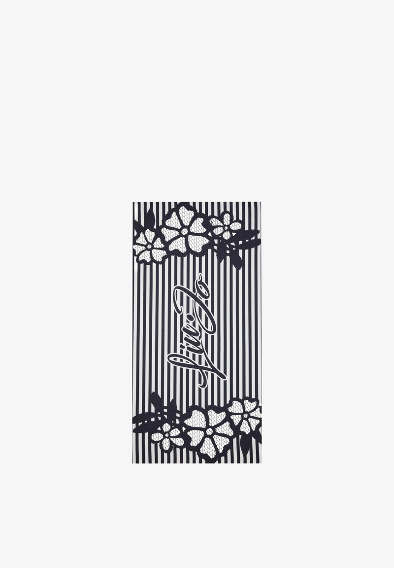 Tissu rayé noir et blanc avec des motifs de dentelle florale en haut et en bas et le mot « Fine » en écriture cursive au centre.
