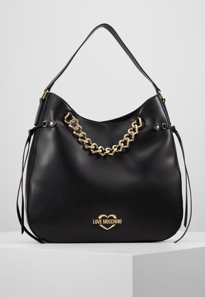 Sac à main Love Moschino en cuir noir avec détail chaîne dorée et logo, doté d'une seule bandoulière et de pompons latéraux.