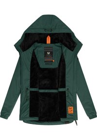 Veste verte légère avec un intérieur en peluche noire, capuche réglable, accents orange et plusieurs poches de rangement.