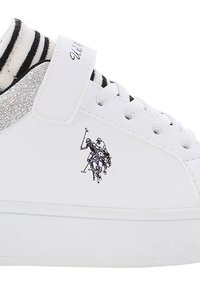 Hvide sneakers med en glat læderfinish, sølvfarvede accenter, en velcro-rem og et sort polo-spillerlogo på siden, med stribede foring.