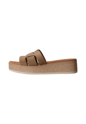 Sandalia beige de dedo abierto tipo slide con suela plataforma tejida y tiras anchas cruzadas, mostrada de perfil sobre fondo blanco.