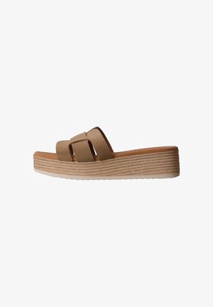 Sandalia beige de dedo abierto tipo slide con suela plataforma tejida y tiras anchas cruzadas, mostrada de perfil sobre fondo blanco.