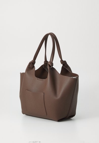 Tote bag en cuir texturé marron avec deux poignées, ouverture sur le dessus et poche frontale cousue, présentée sur un fond blanc.