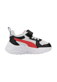 Sneaker a rete bianco e nero con un accento rosso, dotato di una fascia in Velcro, suola in gomma bianca e linguetta sul tallone blu. Design della parte superiore testurizzata.