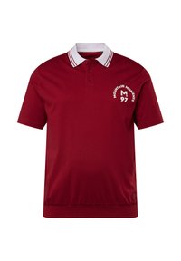 Červené polo tričko s bílým proužkovaným límcem, s tříknoflíkovou légou a výšivkou "M 97" s designem "MOUNTAIN MOMENTS". Krátké rukávy.