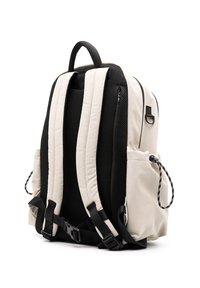 Zaino con tessuto crema, dettagli neri, spallacci imbottiti e particolare in rete. Presenta tasche laterali e spallacci regolabili per una vestibilità sicura.