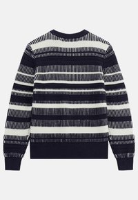 Svetro v mornarsko modri in kremni barvi z teksturiranim pletenjem. Ima okroglo ovratnik in rebraste manšete ter spodnji rob. Horizontalne črte so različno široke.