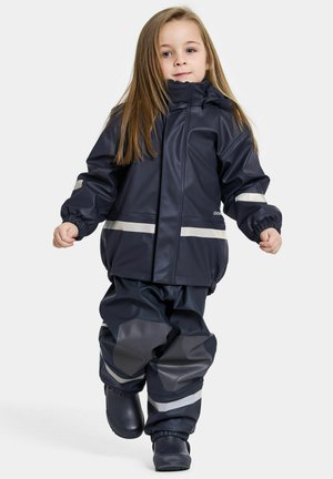 Marine waterdichte jas en broek met reflecterende strepen. De jas heeft elastische manchetten en een capuchon; de broek heeft textuuraccenten en een elastische tailleband.