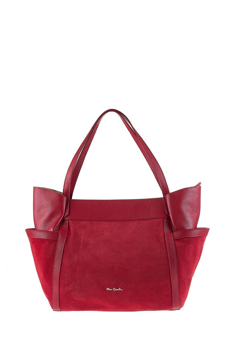 Sac fourre-tout en cuir rouge avec des accents en daim et en texture, offrant des poignées doubles et un design structuré. Détail de nœud notable sur un côté.
