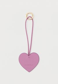 Breloc în formă de inimă, din piele mov, cu o suprafață texturată și un șnur asortat. Dispune de un inel de prindere de culoare aurie.