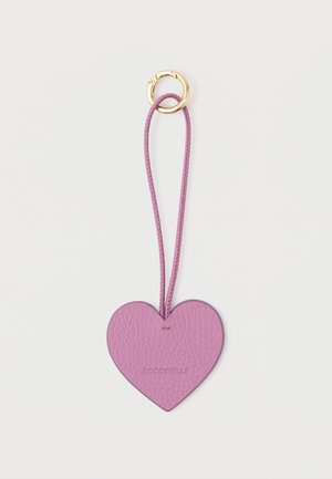 Lilla lærhjerteformet nøkkelring med teksturert overflate og matchende snor. Har en gullfarget hardware-ring for festing.