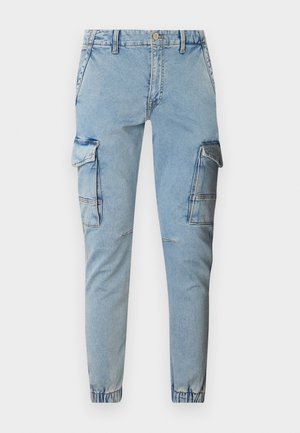 Hellblaue Denim-Cargo-Hosen mit zwei Seitentaschen, schmal zulaufendem Bein und elastischen Bündchen. Verfügt über dezente Ausbleichungen und Stickdetails.