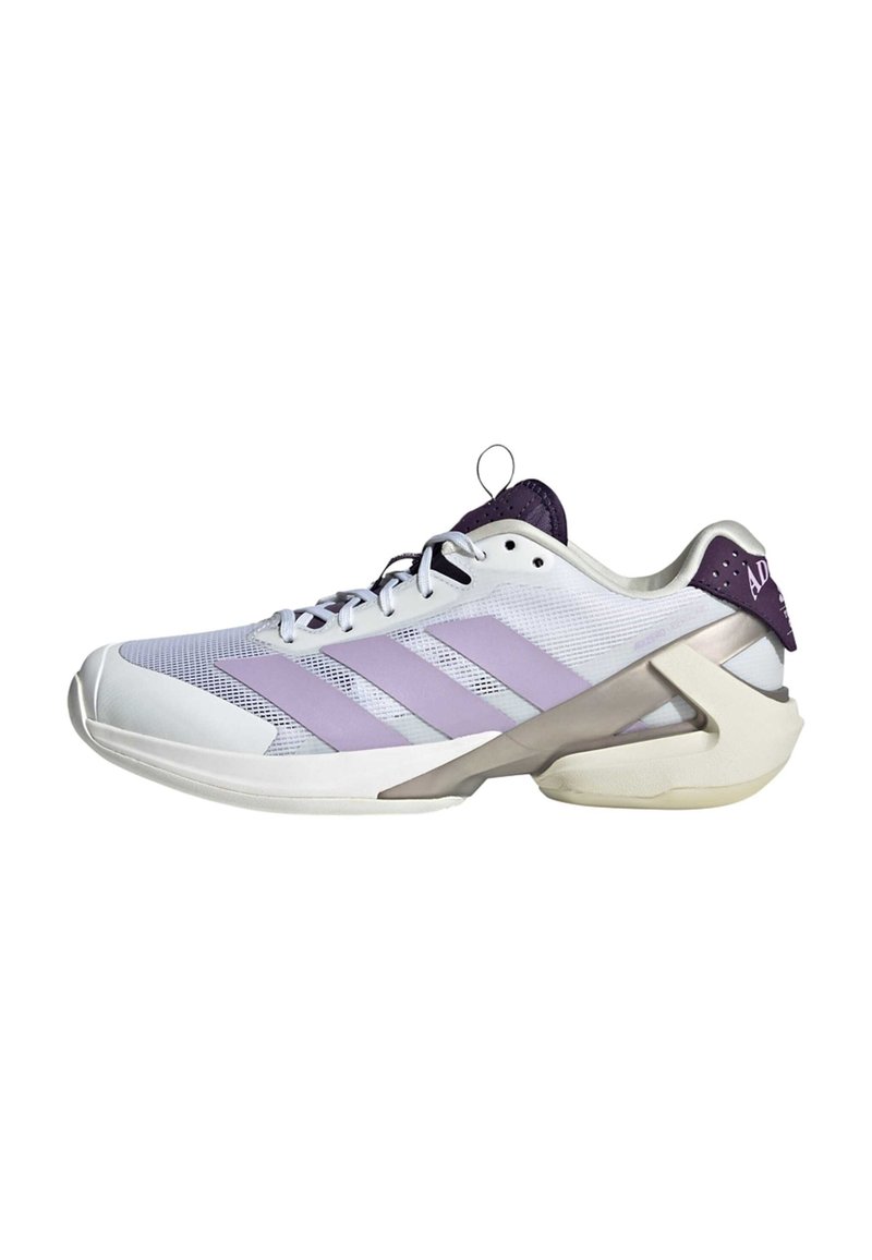 Baskets de sport blanches avec des accents violets et une tige en mesh, présentant trois lignes angulaires distinctes et un design de talon offrant un bon soutien.