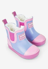 Violeta un rozā gumijas lietus zābaki ar pūkainu baltu oderi, elastīgām sānu daļām un cilpām ērtai uzvilkšanai. Uz priekšpuses ir logo.