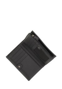 Portafoglio in pelle nera con molteplici fessure per carte, tasca con zip e chiusura a scatto. Superficie texture e design compatto.
