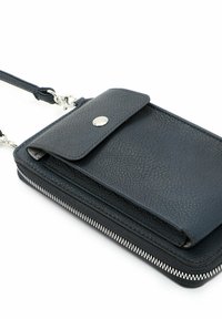 Zwarte portemonnee van gestructureerd leer met een ritsvak en een klep met drukknoop, bevestigd aan een afneembare polsband met metalen sluitingen.
