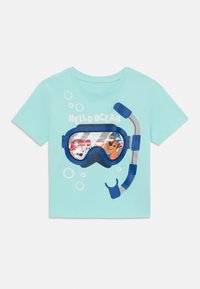 En lyseblå barnetrøye med grafikk av dykkerbriller med snorkel, prydet med tegneseriefigurer og bobler.