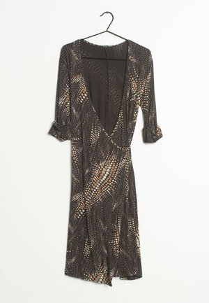 Dunkelbraunes Wickelkleid mit beigen und weißen kreisförmigen Mustern, dreiviertellangen Ärmeln und V-Ausschnitt, an einem schwarzen Kleiderbügel vor weißem Hintergrund hängend.