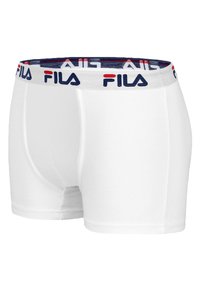 Boxer en coton blanc avec une ceinture élastique bleu marine et rouge arborant le logo "Fila". Texture lisse et design ajusté.