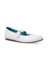 Weiße Ballerina mit runder Schuhspitze, einem Riemen mit einer silbernen Schnalle und einem türkisen Innenfutter. Die Sohle ist braun und flach.