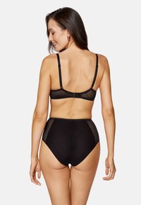 Czarny komplet bielizny z przejrzystym biustonoszem z regulowanymi ramiączkami oraz wysokim stanem majtkami. Tkanina z fakturą i geometrycznym wzorem.