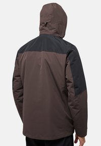 Giacca isolante marrone e nera con cappuccio. Presenta pannelli sulle spalle a contrasto, una texture liscia e un design casual.