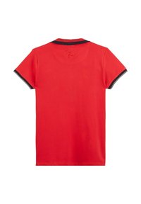 Polo rouge à manches courtes, doté d'un col noir et d'accents en bord-côte. Tissu lisse avec un logo brodé au niveau de l'encolure arrière.