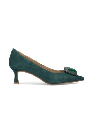 Pump in suede teal con punta affusolata e tacco kitten di 6.5 cm, con un grande accento di gemma a forma di smeraldo sul tomaia.