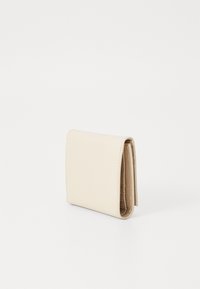 Portafoglio in finta pelle color crema con superficie strutturata, caratterizzato da un design a triplo ripiegamento e cuciture visibili lungo i bordi.