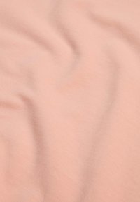 Tessuto morbido e liscio in un rosa tenue, con una trama sottile e pieghe leggere e un motivo uniforme. Ideale per abbigliamento o tappezzeria.