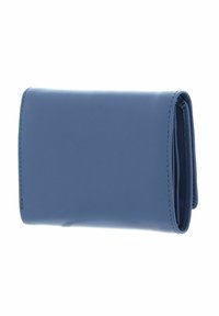 Portefeuille en cuir bleu avec une texture lisse, de forme rectangulaire et des bords cousus. Présente un design plié avec une apparence classique.