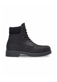 Stivale da trekking in pelle nera con colletto in suede, lacci rotondi, linguetta imbottita e suola robusta. Presenta il logo di lato e cuciture resistenti.