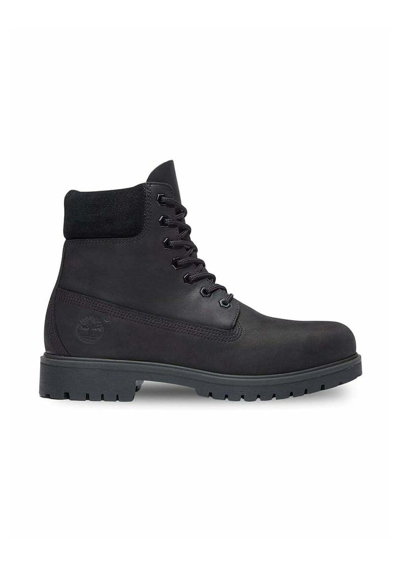Stivale da trekking in pelle nera con colletto in suede, lacci rotondi, linguetta imbottita e suola robusta. Presenta il logo di lato e cuciture resistenti.