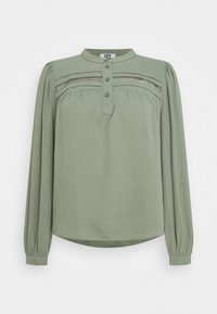 Blusa a maniche lunghe verde chiaro con colletto alla cinese, patta con bottoni e dettagli arricciati lungo le spalle, caratterizzata da una leggera lucentezza.