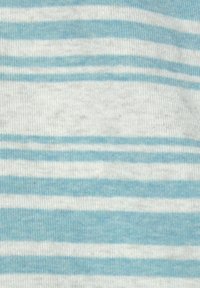 Gestreifter Baumwollstoff mit sich abwechselnden hellblauen und weißen horizontalen Linien, mit einer gerippten Textur und weichem Finish.