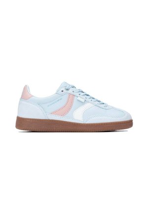 Sneaker basse con tomaia azzurro chiaro, strisce rosa e bianche sul lato, lacci azzurri e suola in gomma marrone.