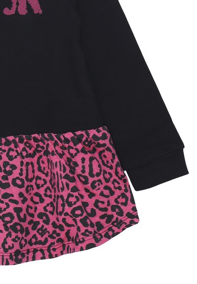 Maglietta nera a maniche lunghe con una gonna leopardata rosa e nera. Tessuto morbido, arricciata in vita, texture a contrasto.