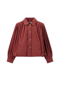 Veste en coton rouge avec un col, six boutons, des manches plissées et des poches latérales. Le tissu a une texture lisse et une silhouette décontractée.