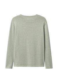 Dug madrac u mekom maslinasto zeleni boji, pletena tekstura, s okruglim izrezom i minimalnim detaljem na leđima, s suptilnim naglascima šava.