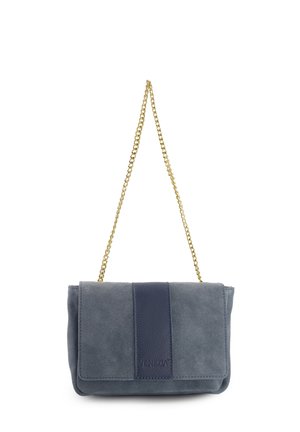 Blå ruskinds clutch taske med en tekstureret læderstribe, der har en guld kædetraspe og en klaffelukning. Diskret prægede logodetaljer.