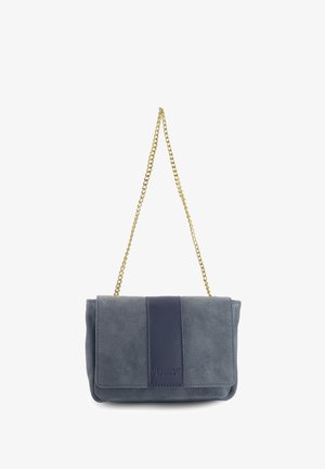 Blauwe suède clutch met een gestreepte leren rand, voorzien van een gouden schouderband en een klep-sluiting. Subtiel reliëf logo detail.