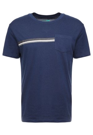 Granatowy t-shirt z krótkim rękawem, okrągłym dekoltem, kieszonką na lewej stronie klatki piersiowej oraz dwoma poziomymi paskami na klatce w białym i szarym kolorze.