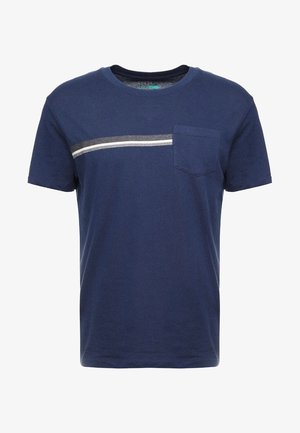 Marineblaues T-Shirt mit kurzen Ärmeln und rundem Ausschnitt, Brusttasche auf der linken Seite sowie zwei horizontalen Streifen über der Brust in Weiß und Grau.