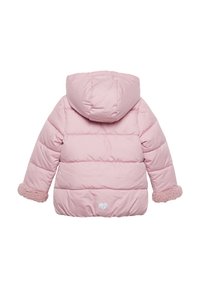 Rosa Pufferjacke mit Kapuze, ausgestattet mit gestepptem Design, flauschigen Bündchen und einem kleinen Logo am Saum. Weiche, glatte Textur.