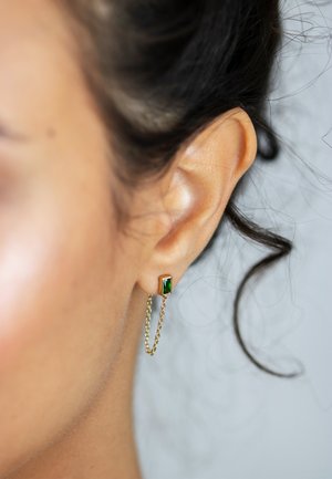 Ohrringe aus Goldkette mit akzentuiertem rechteckigen grünen Edelstein, mit strukturierter Oberfläche und einem einzigartigen minimalistischen Design.