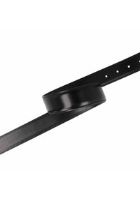 Cintura in pelle nera con una superficie liscia, dotata di una fibbia rotonda e di fori evenly spaced lungo la cinghia per la regolazione della misura.
