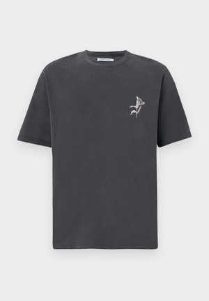 Mørkegrå kortærmet t-shirt lavet af bomuld, med en lille hvid blomsterbroderi på venstre brystområde. Rund halsudskæring, afslappet pasform.
